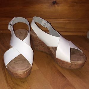 Women’s Size 8 CL by Laundry White Velcro Wedges